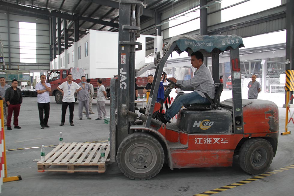 沖床工廠(chǎng)叉車(chē)技能大賽